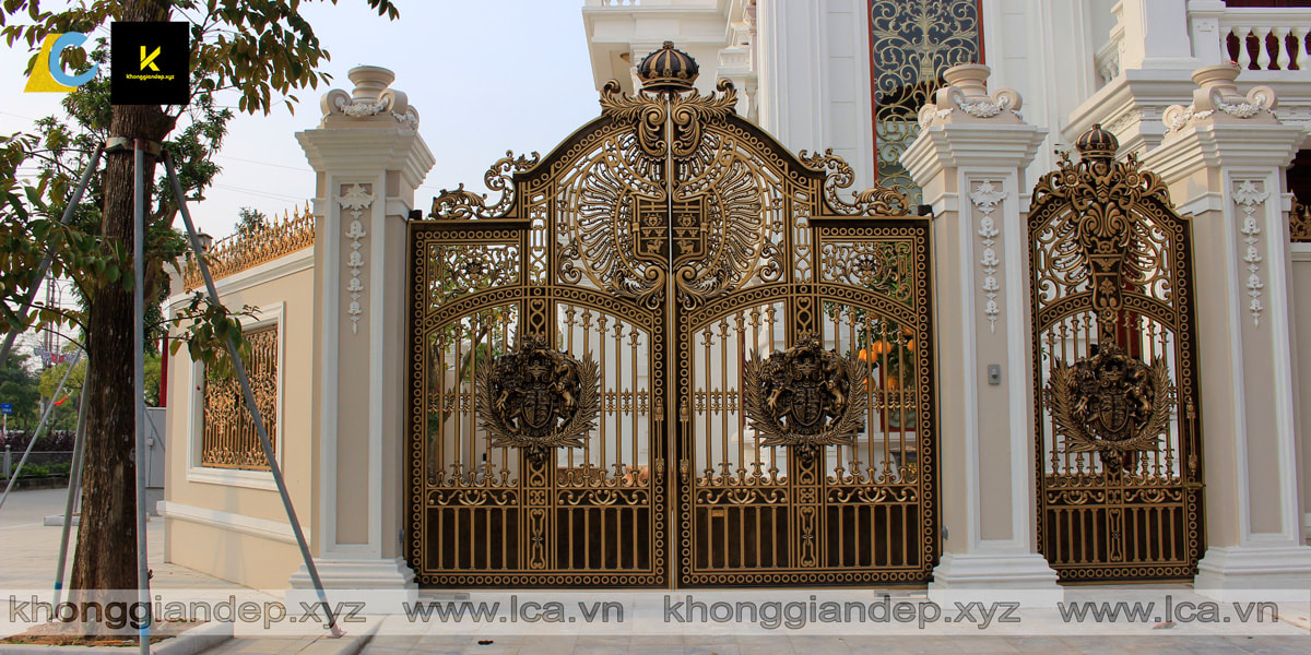 Mẫu cổng biệt thự đẹp có 3 cánh 2 chính 1 phụ có hoạ tiết độc đáo lấy ý tưởng theo phong cách kiến trúc hoàng gia nổi bật trên nền cổng nhôm đúc mạ đồng